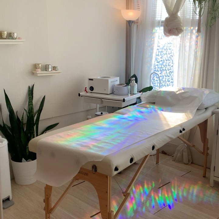 Just rainbows. The *feels* in this studio are so light and fluffy today. Heavy energies are afoot in the collective. I’m aware of it and so are today’s clients. It feels *bristle, bristle, hanging low* all around us. Somehow this space is still impervious to the energy flow outside. It always is 💖 Come to our shimmer shack! Let the joy well up inside you ✨🥳
