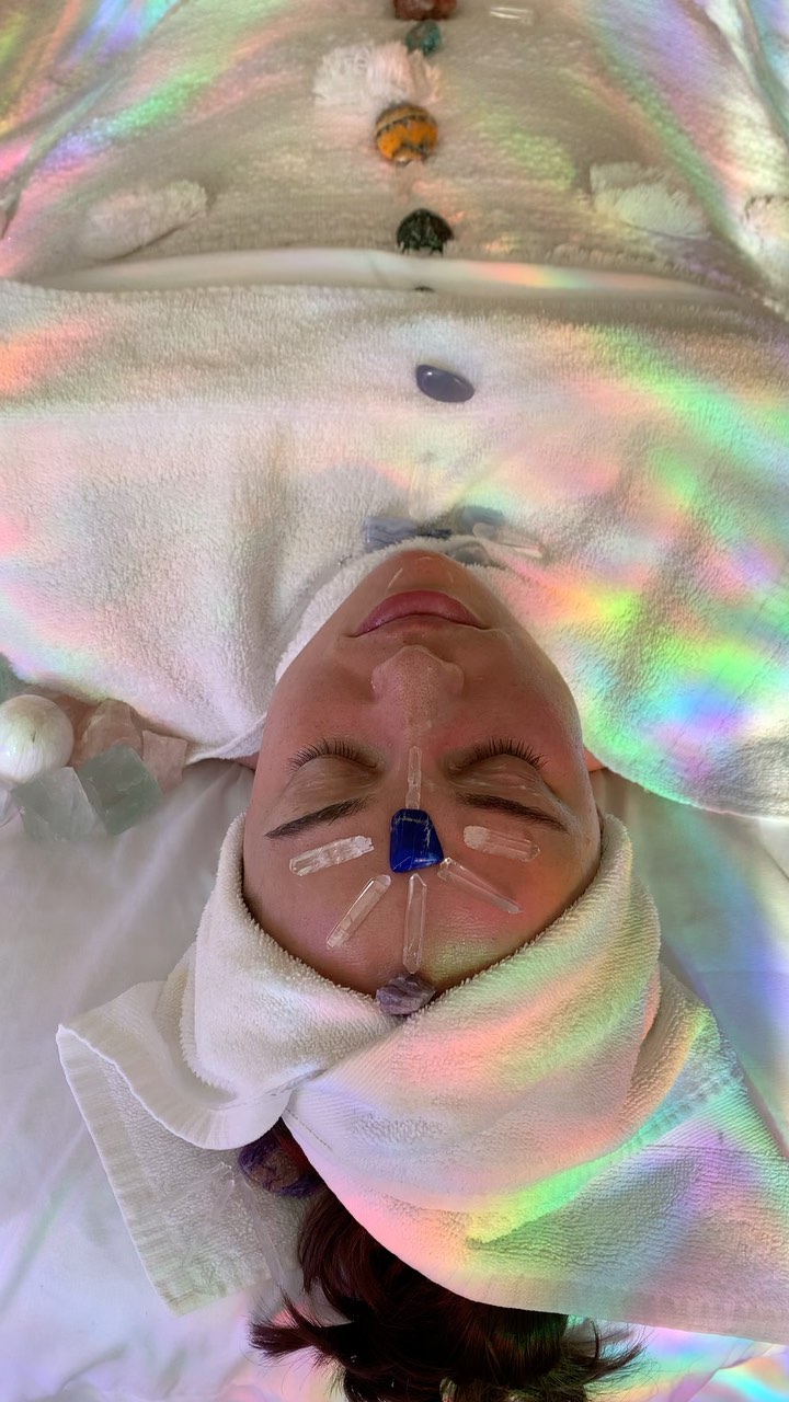 Jumpstart your magical summer vibes with our Sunburst Crystal Healing Facial. 

Let’s turn your skin and energy aura into a dewdrop daisy puff 💁‍♀️💧🌼🫧💖✨🌈